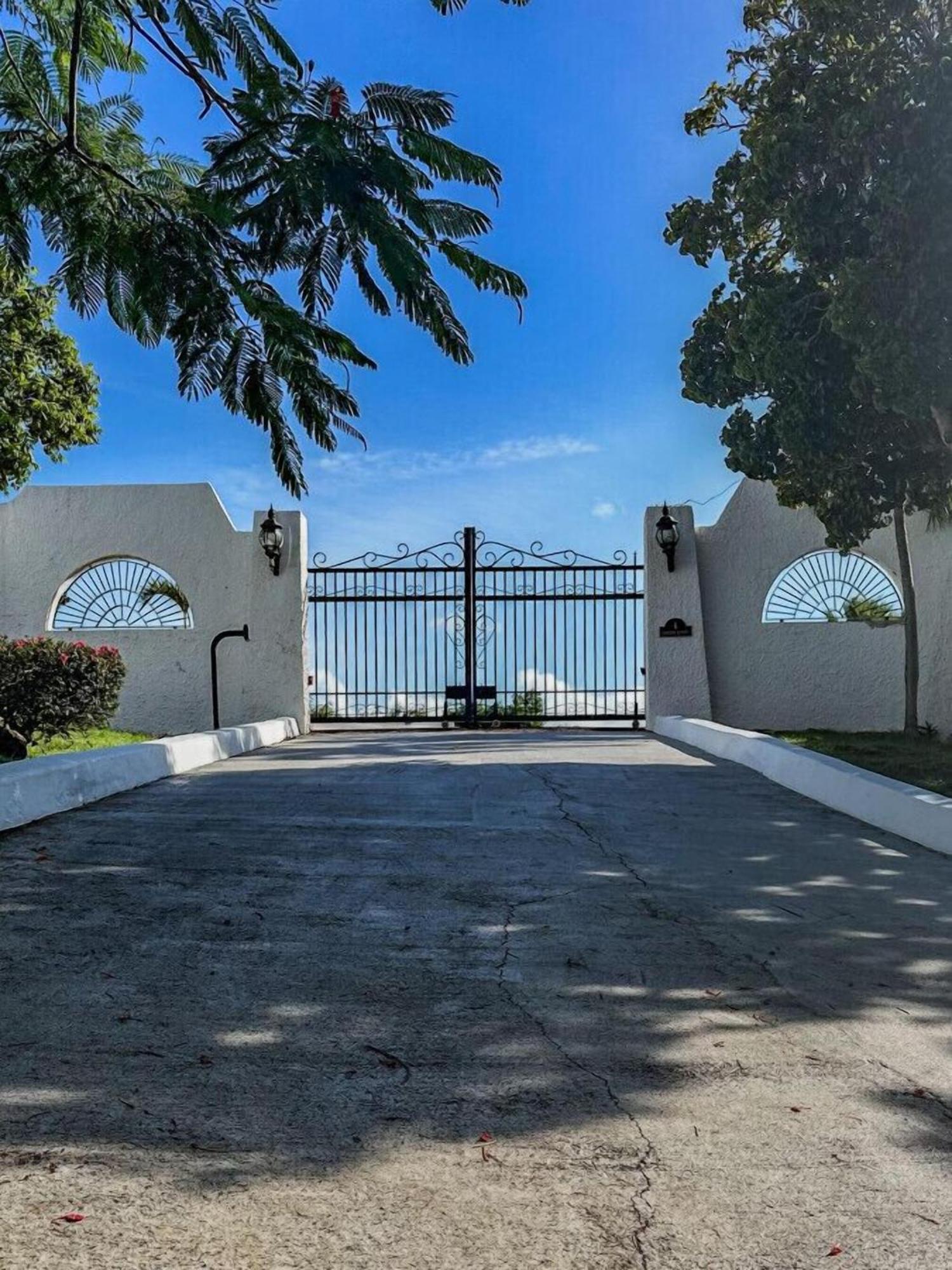 Royal Villa With A Huge Swimming Pool Cowell Battery Exterior photo